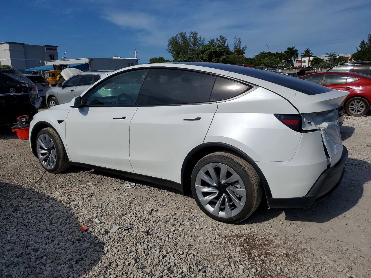 2026 Tesla Model Y - Фото 2