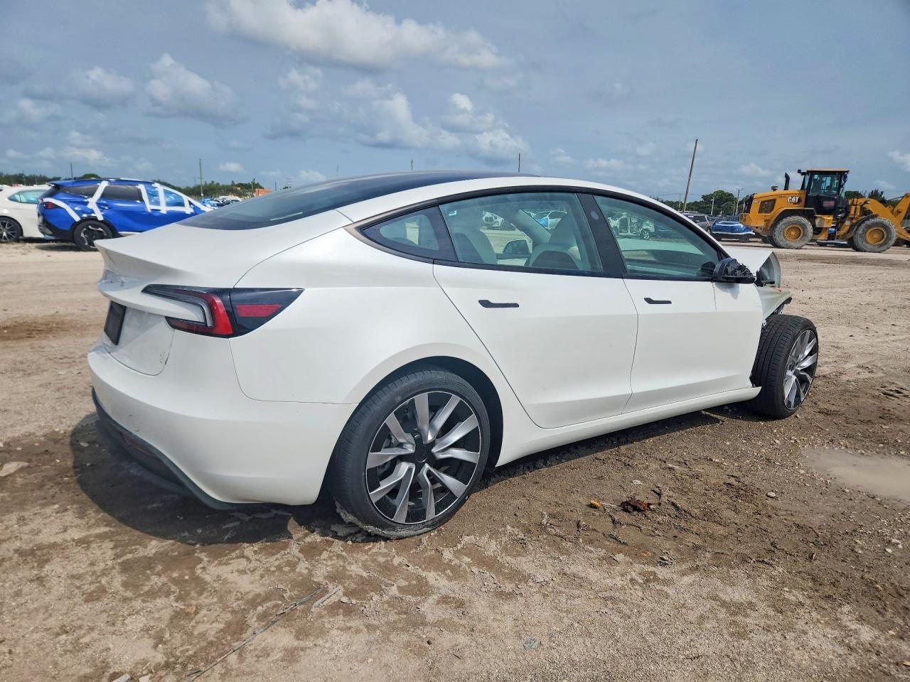 2025 Tesla Model 3 - Фото 3