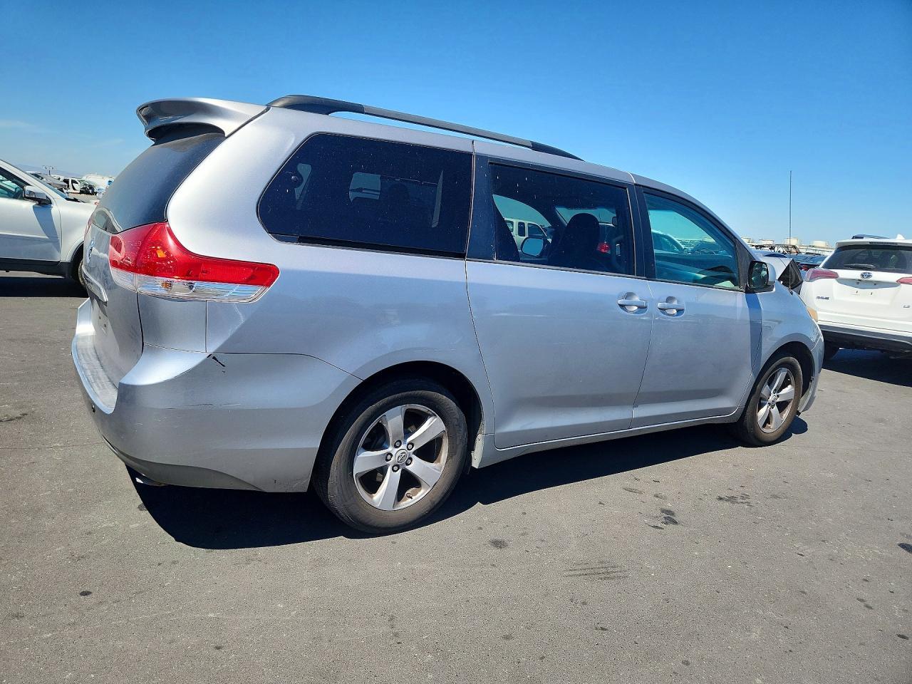 2012 Toyota Sienna Le - Фото 3