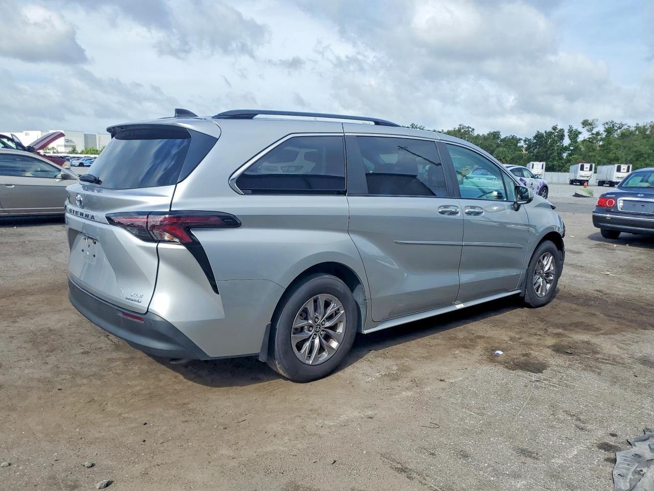 2024 Toyota Sienna Xle - Фото 3