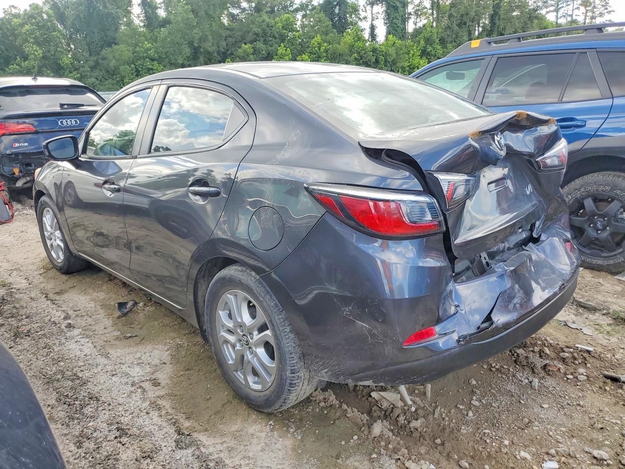 2017 Toyota Yaris Ia Base - Фото 2