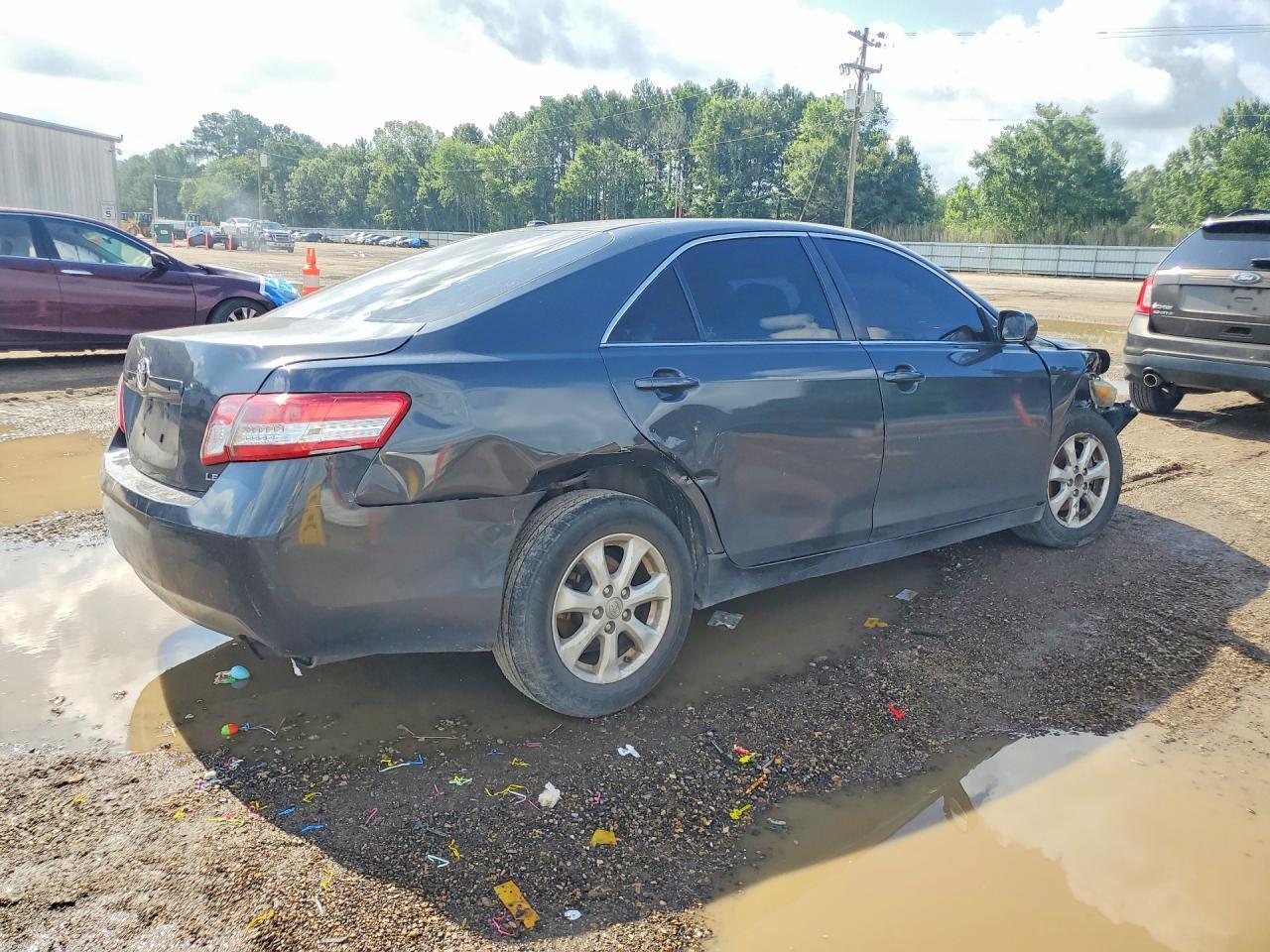 2011 Toyota Camry Le - Фото 3