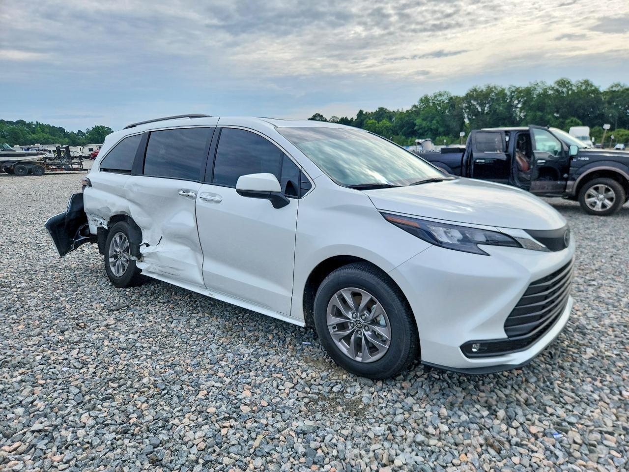 2026 Toyota Sienna Xle 8-Passenger - Image 4