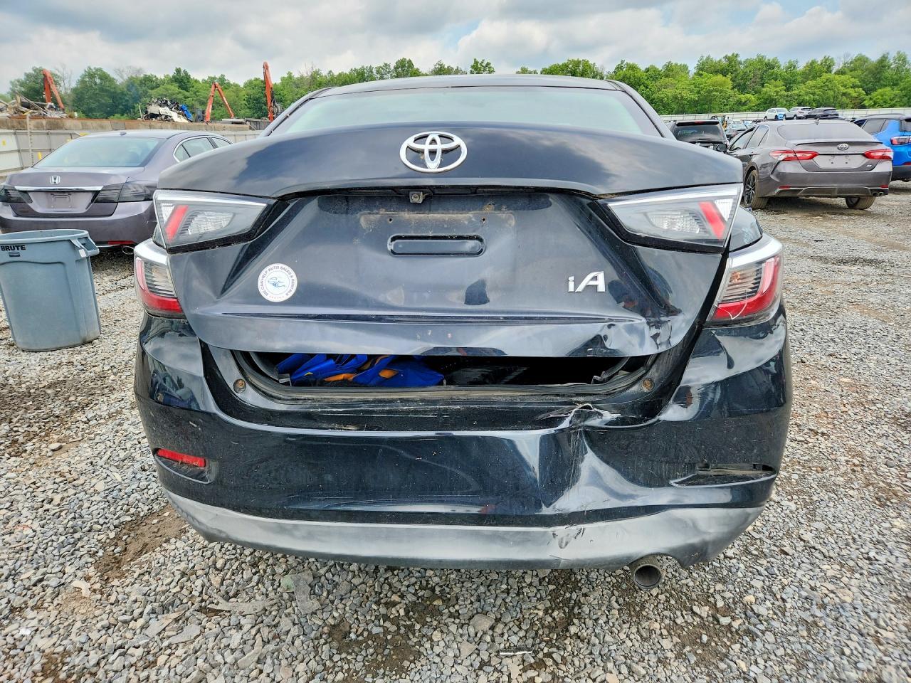 2017 Toyota Yaris Ia Base - Фото 6