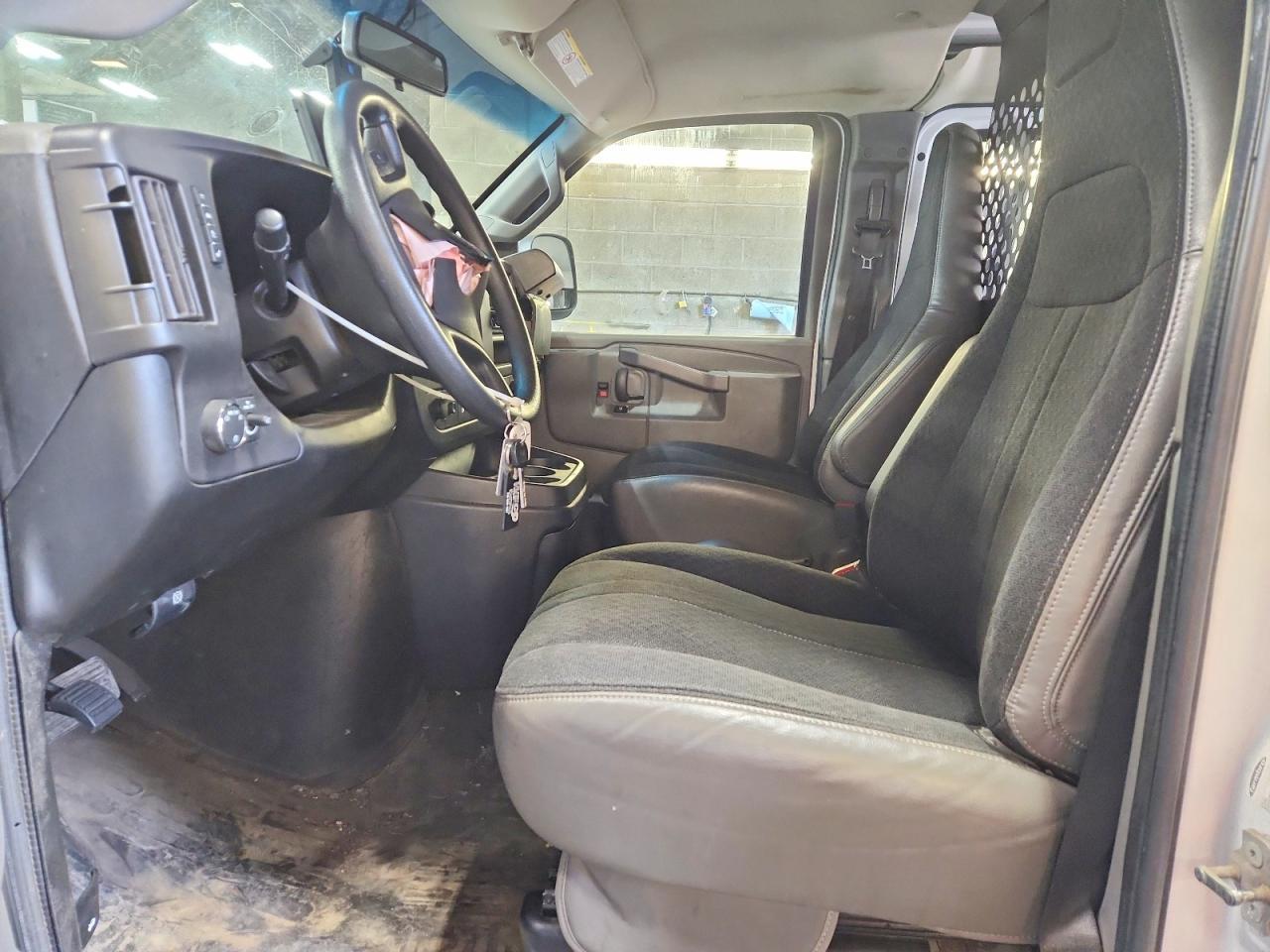 2022 GMC Savana - Фото 7