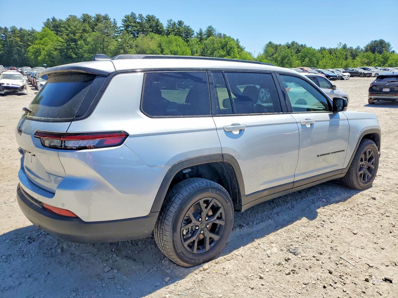 2025 Jeep Grand Cherokee L Laredo - Image 3