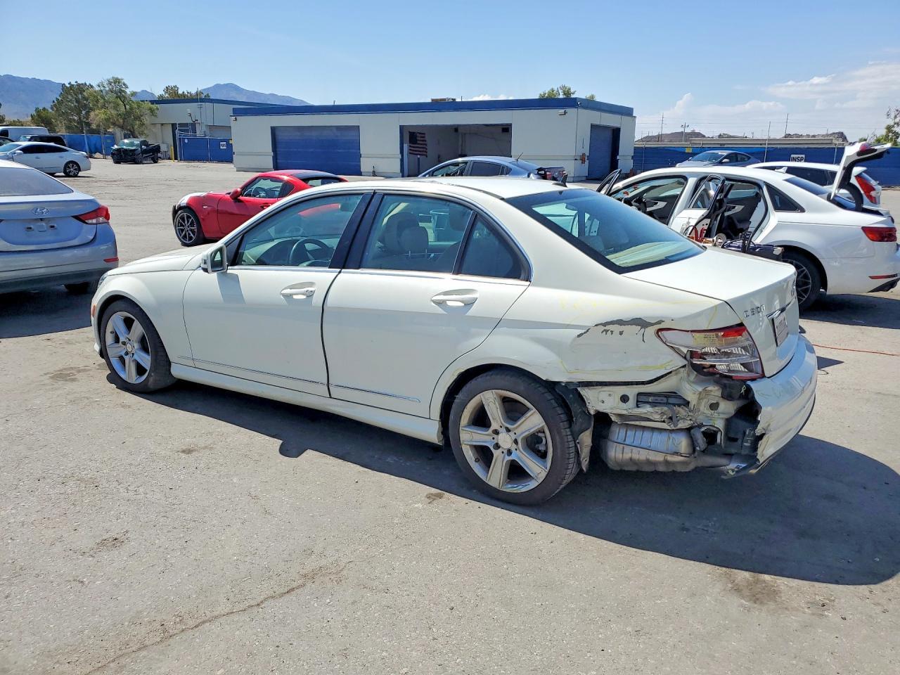 2011 Mercedes-Benz C 300 - Фото 2