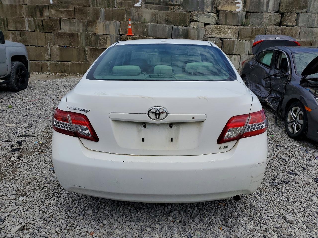 2010 Toyota Camry Le - Фото 6