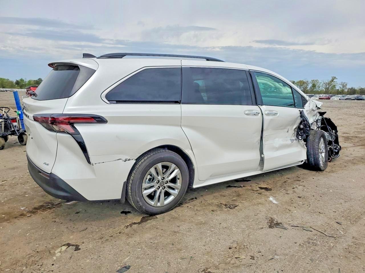 2026 Toyota Sienna Xle 7 Passenger - Image 3