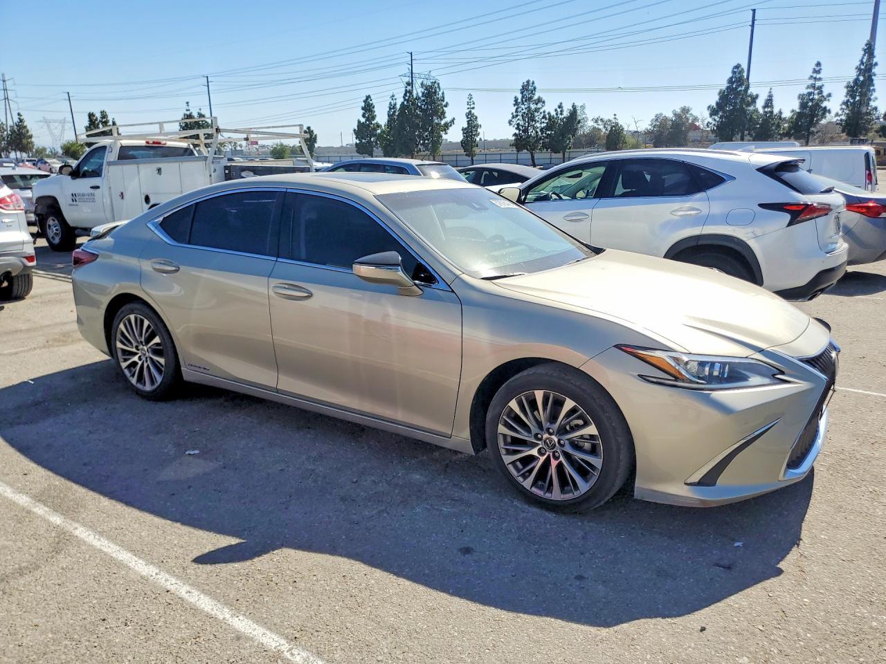 2020 Lexus Es 300H - Фото 4