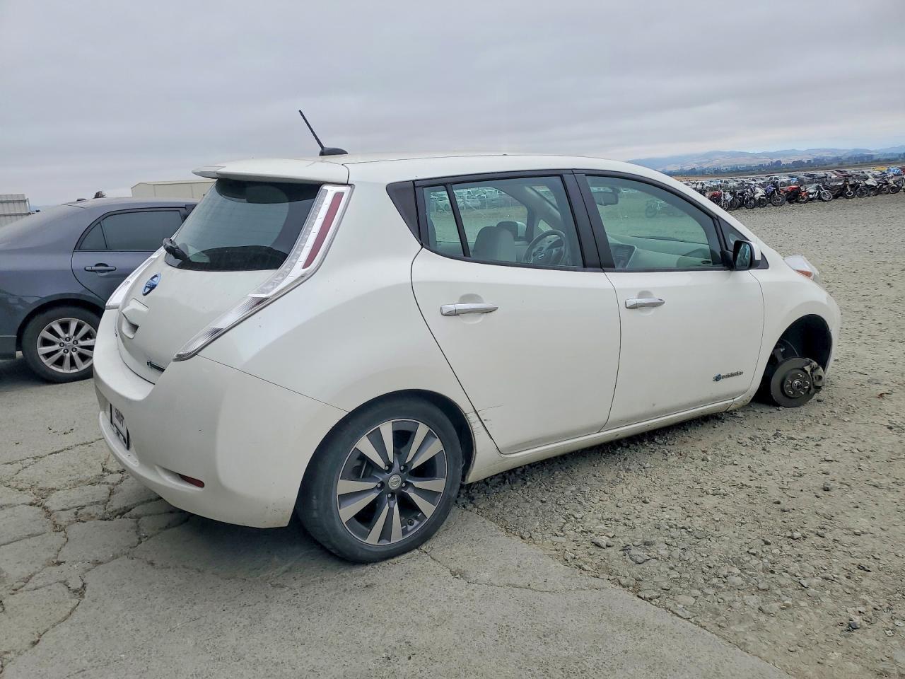 2015 Nissan Leaf S - Фото 3