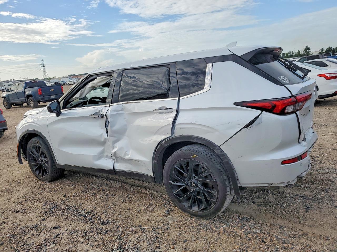 2022 Mitsubishi Outlander Se - Image 2