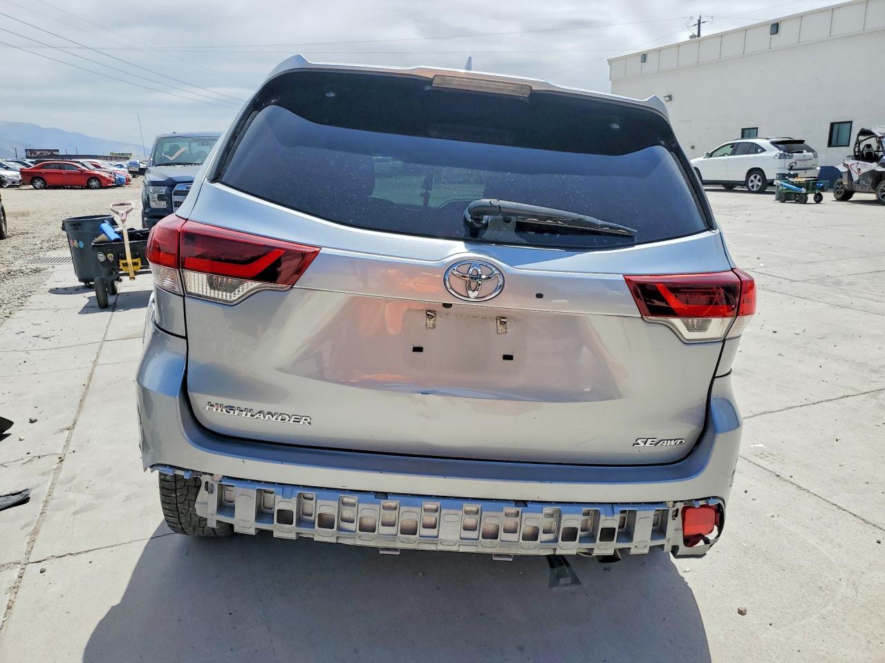 2019 Toyota Highlander Se - Image 6