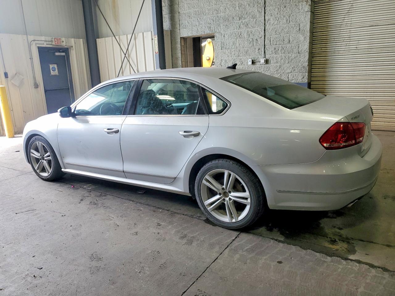 2013 Volkswagen Passat Se - Image 2