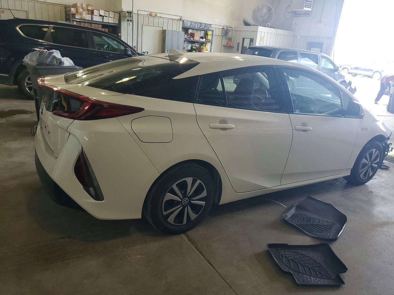2017 Toyota Prius Prime Plus - Фото 3