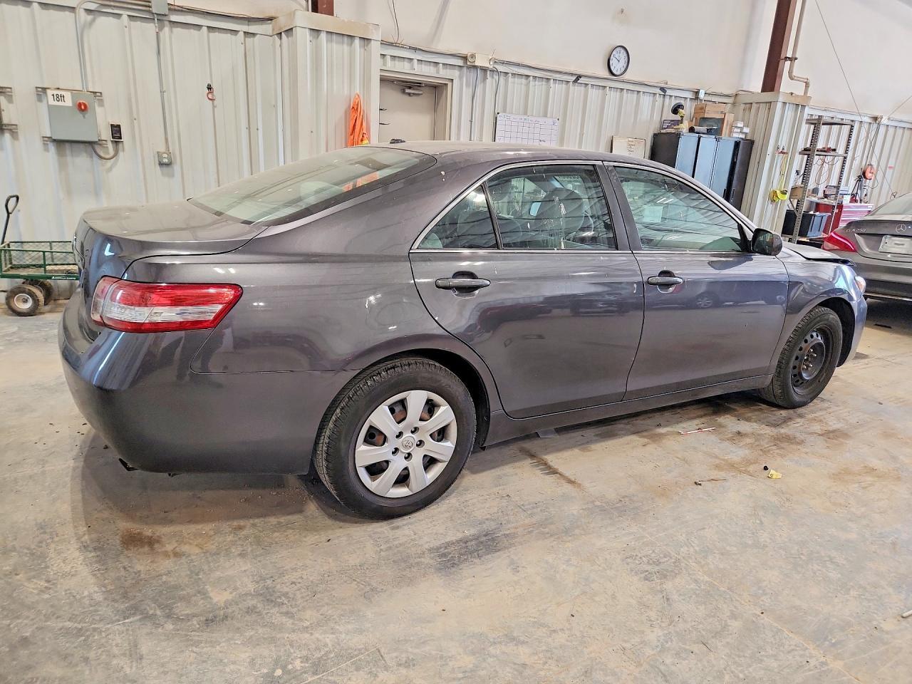 2011 Toyota Camry Le - Фото 3