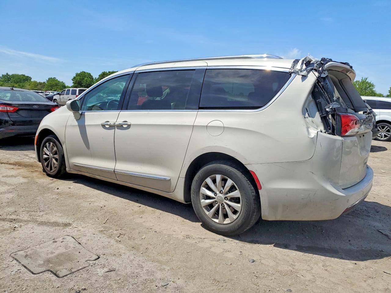 2019 Chrysler Pacifica Touring L - Image 2