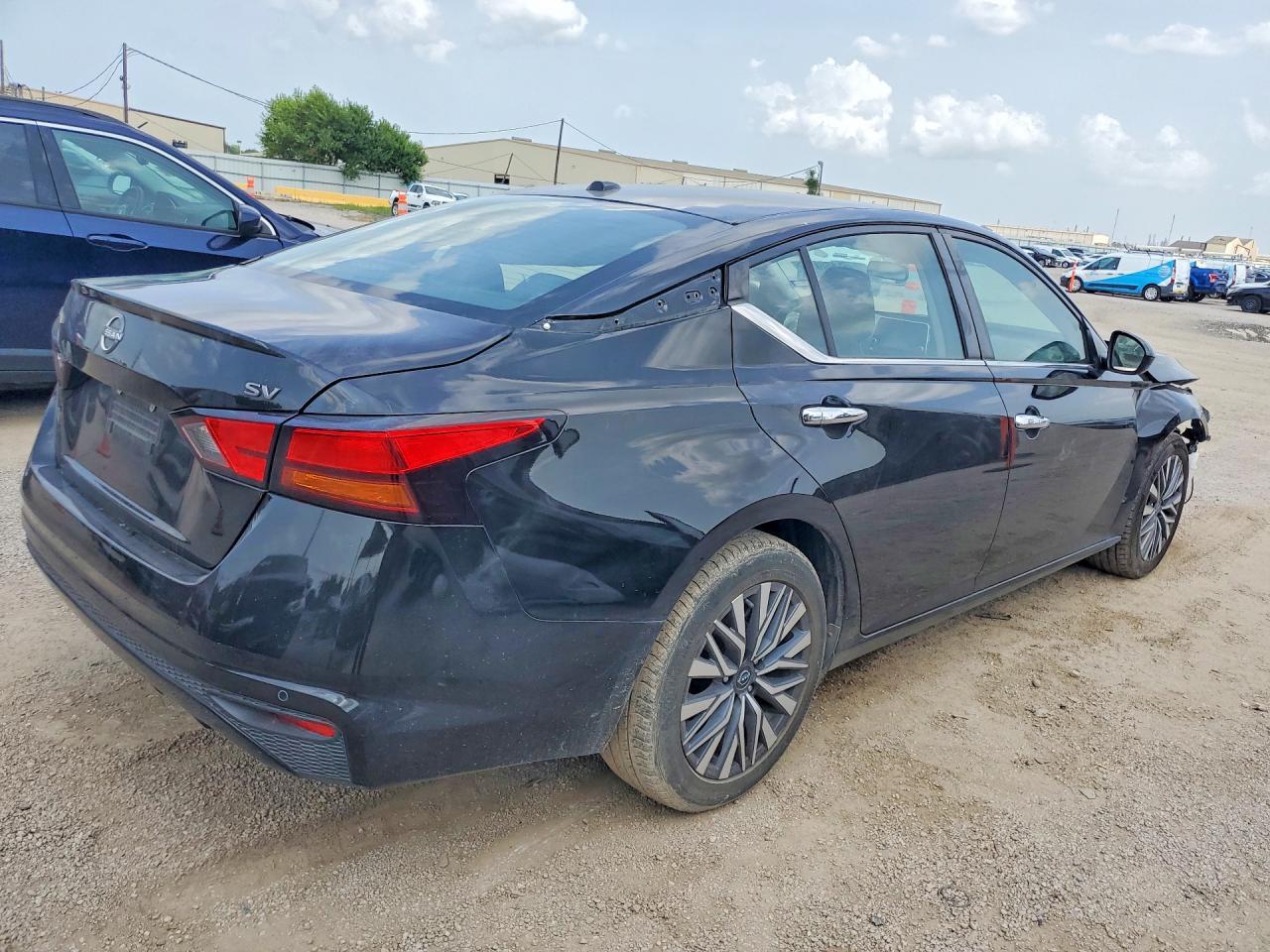 2023 Nissan Altima Sv - Image 3