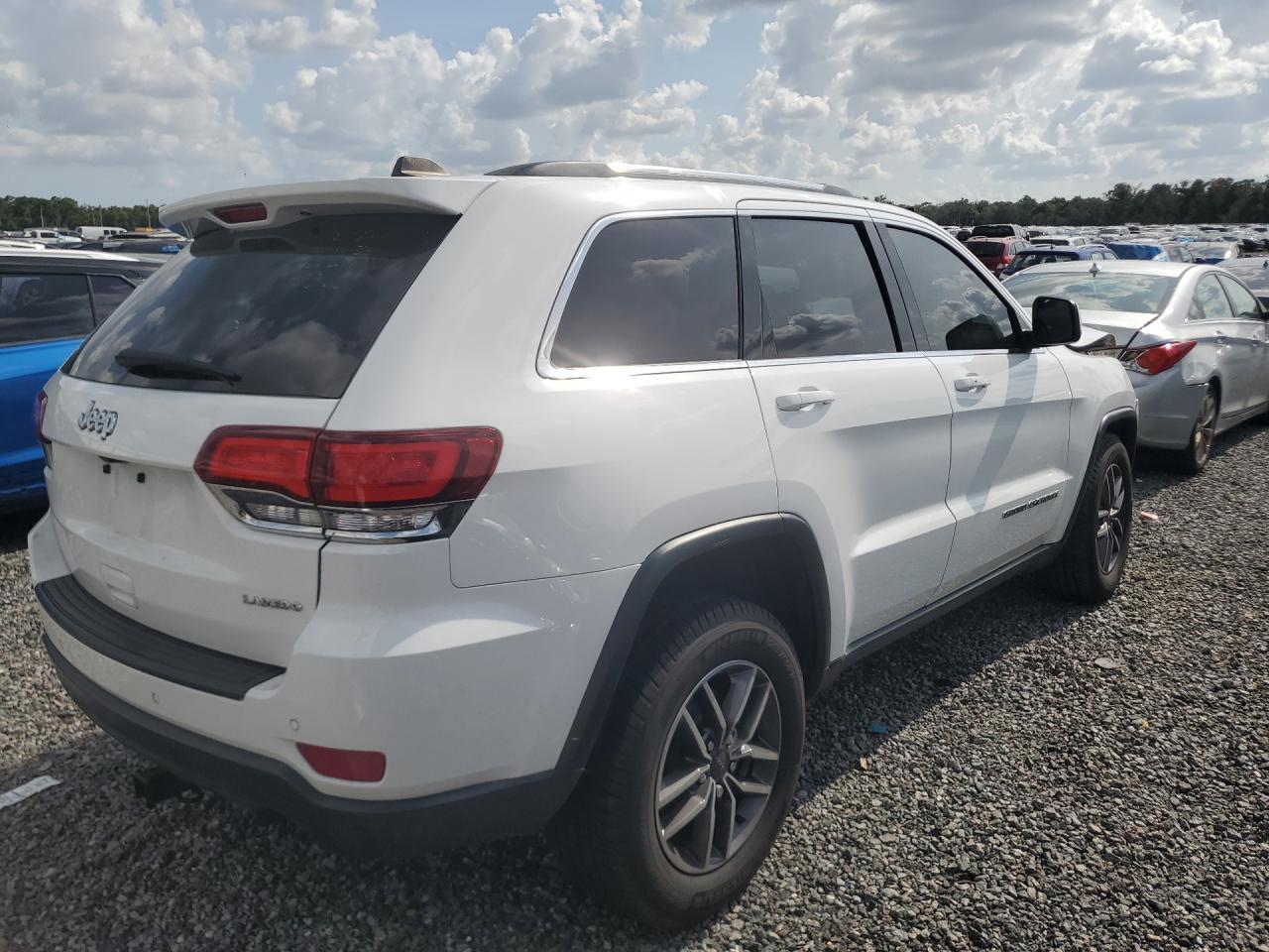2020 Jeep Grand Cherokee Laredo - Image 3