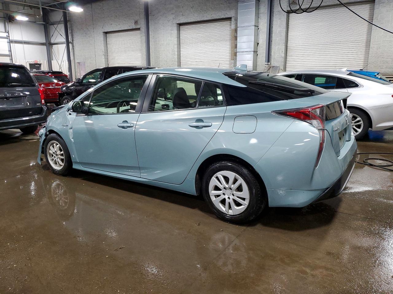 2016 Toyota Prius Two - Фото 2