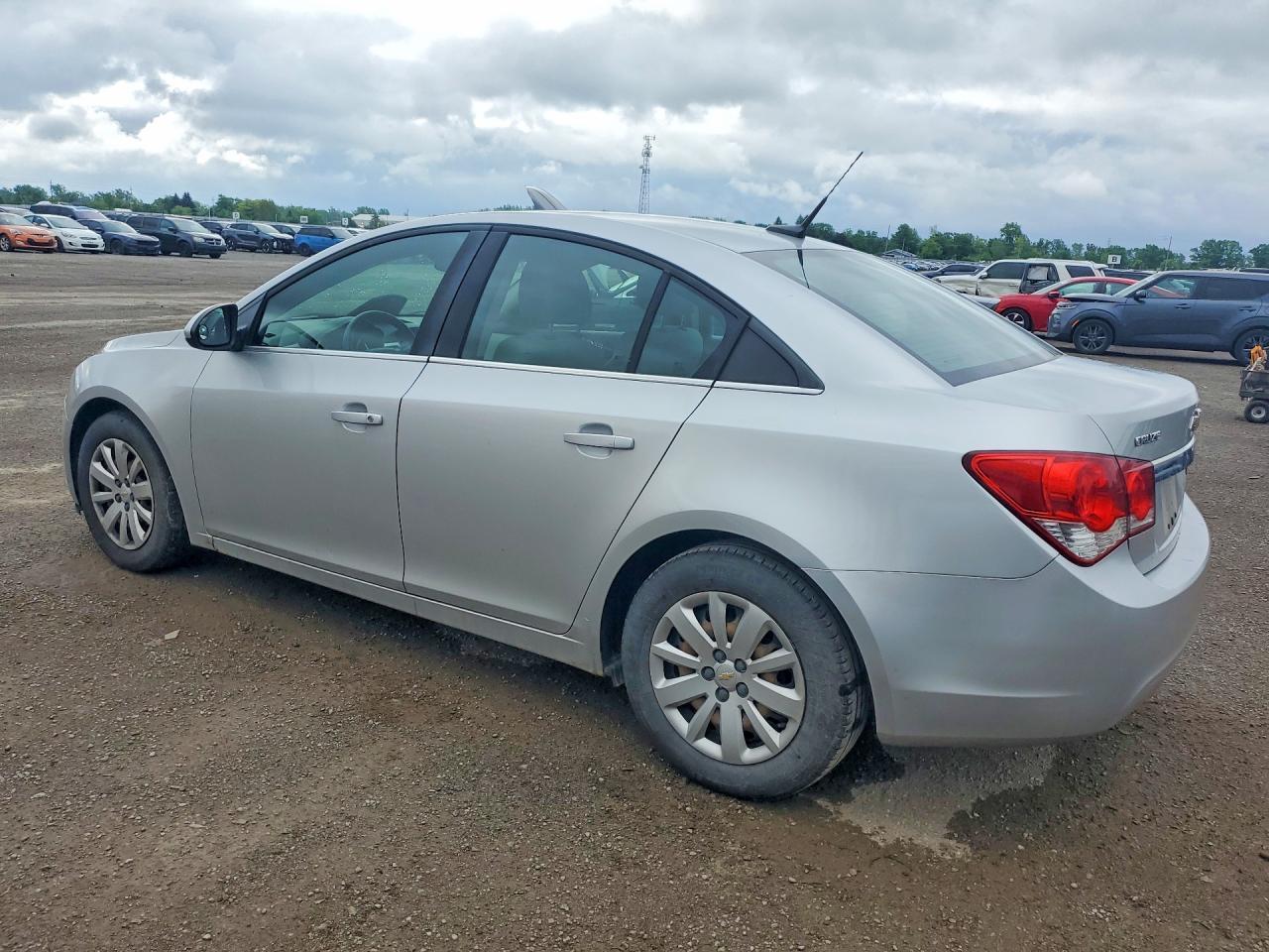 2011 Chevrolet Cruze Lt - Image 2