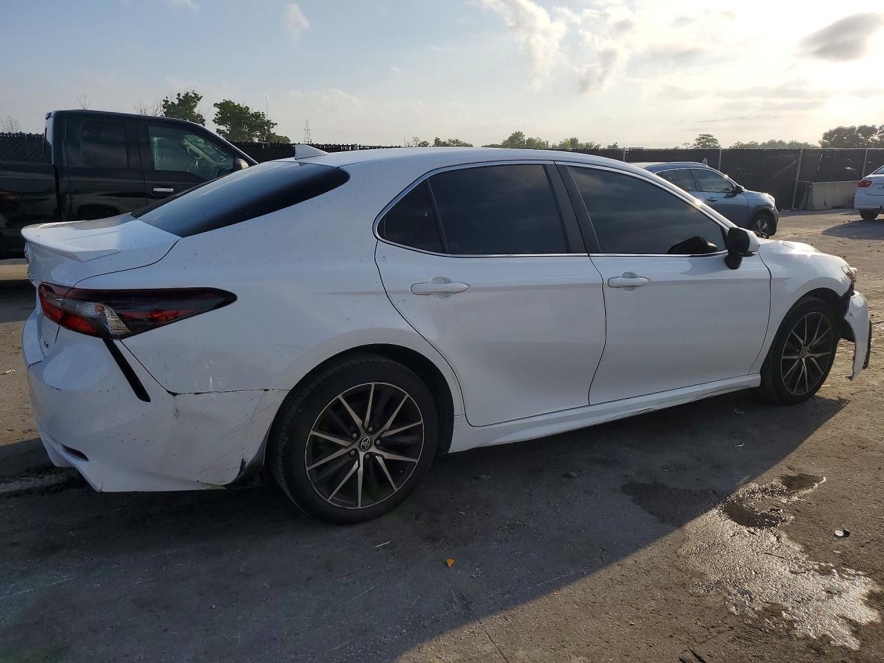 2022 Toyota Camry Se - Фото 3