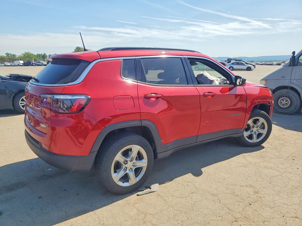 2023 Jeep Compass Latitude - Image 3