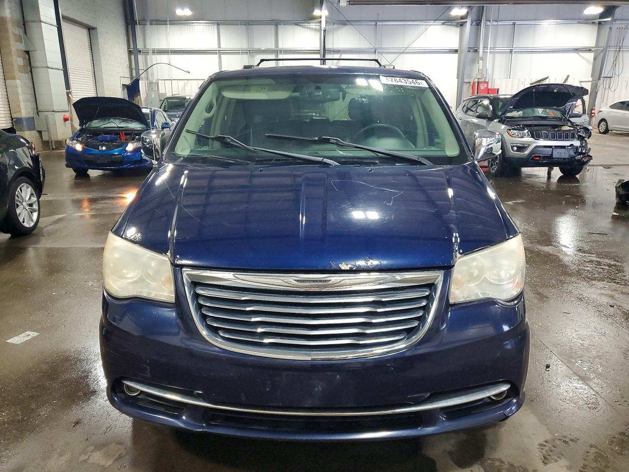 2013 Chrysler Town & Country Touring L - Image 5