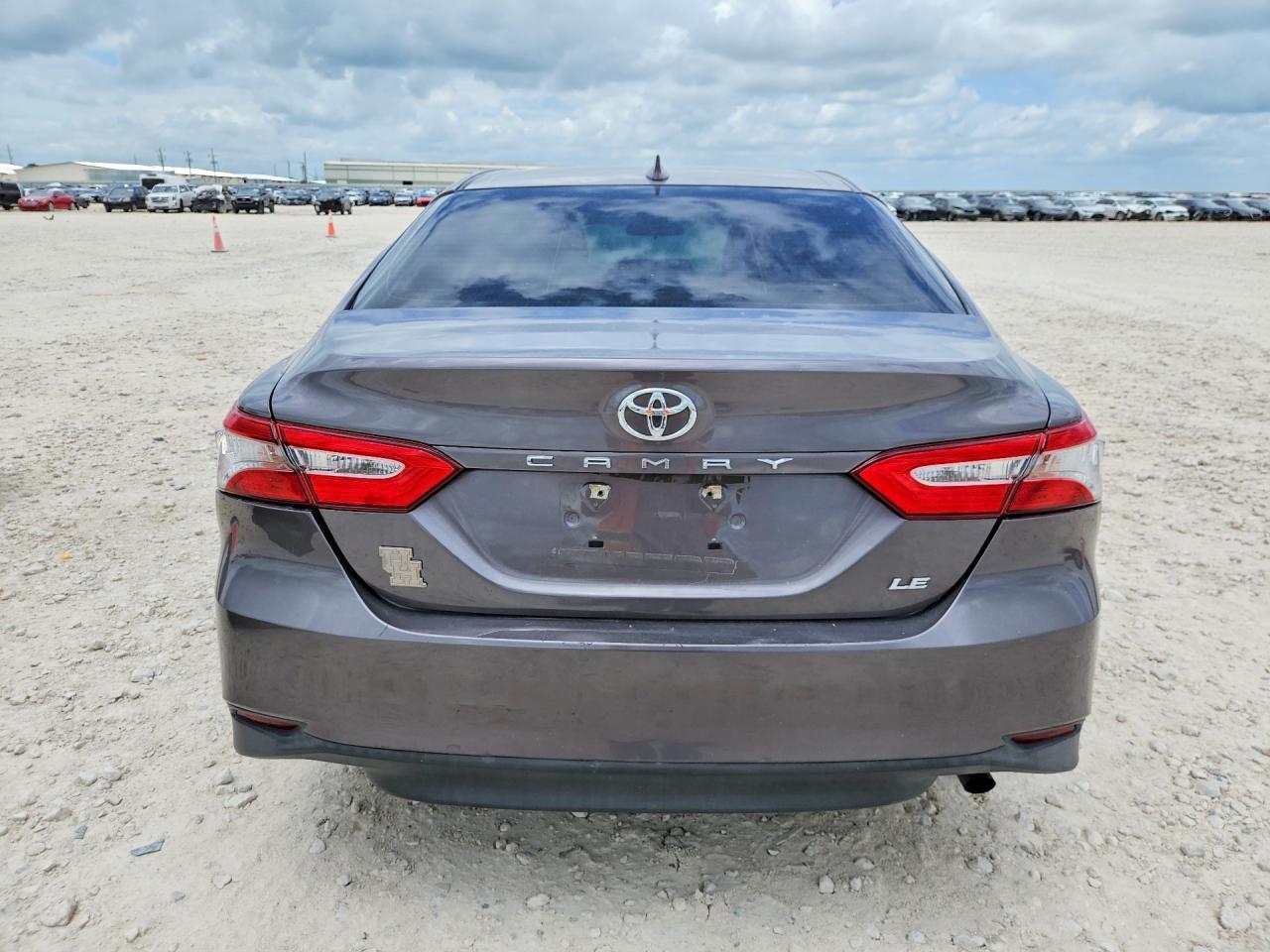 2020 Toyota Camry Le - Фото 6