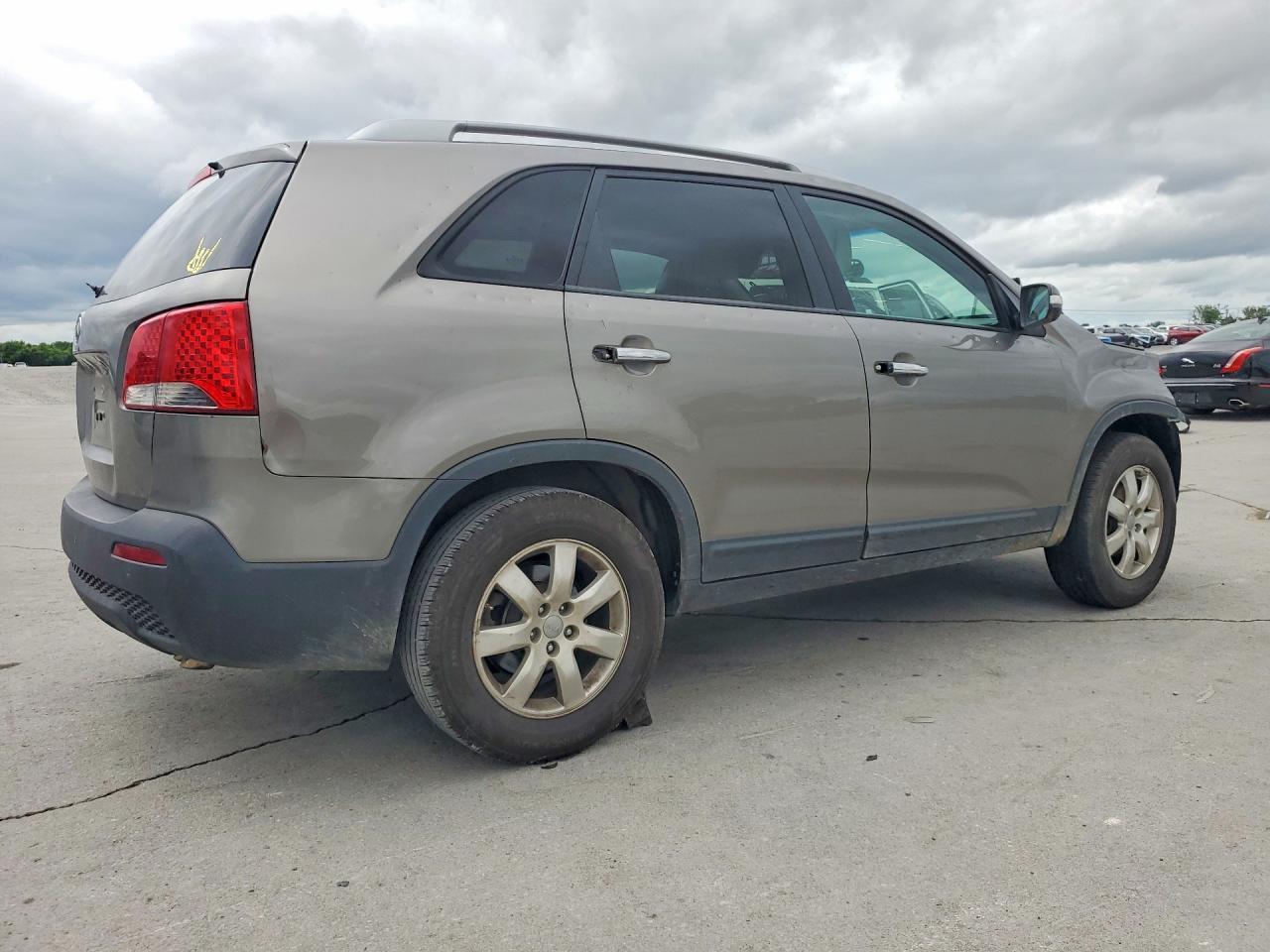 2013 Kia Sorento Lx - Image 3