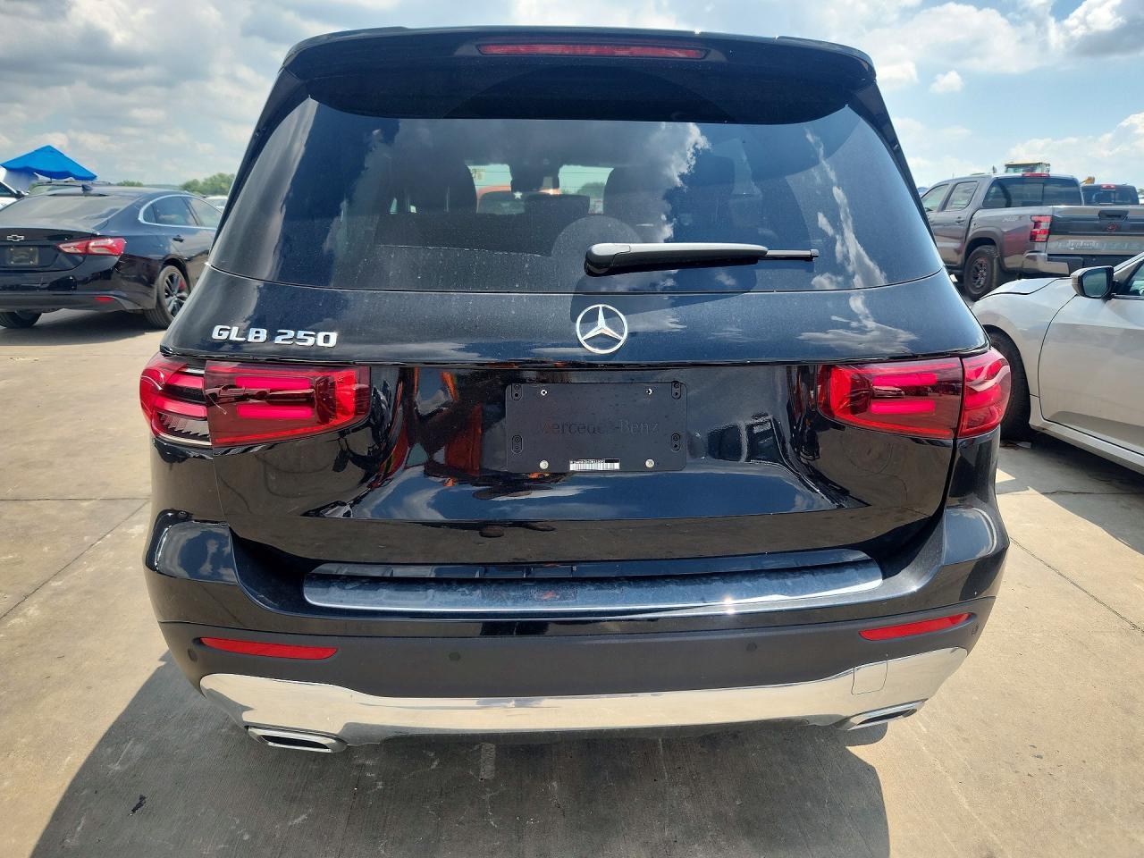 2025 Mercedes-Benz Glb 250 - Image 6