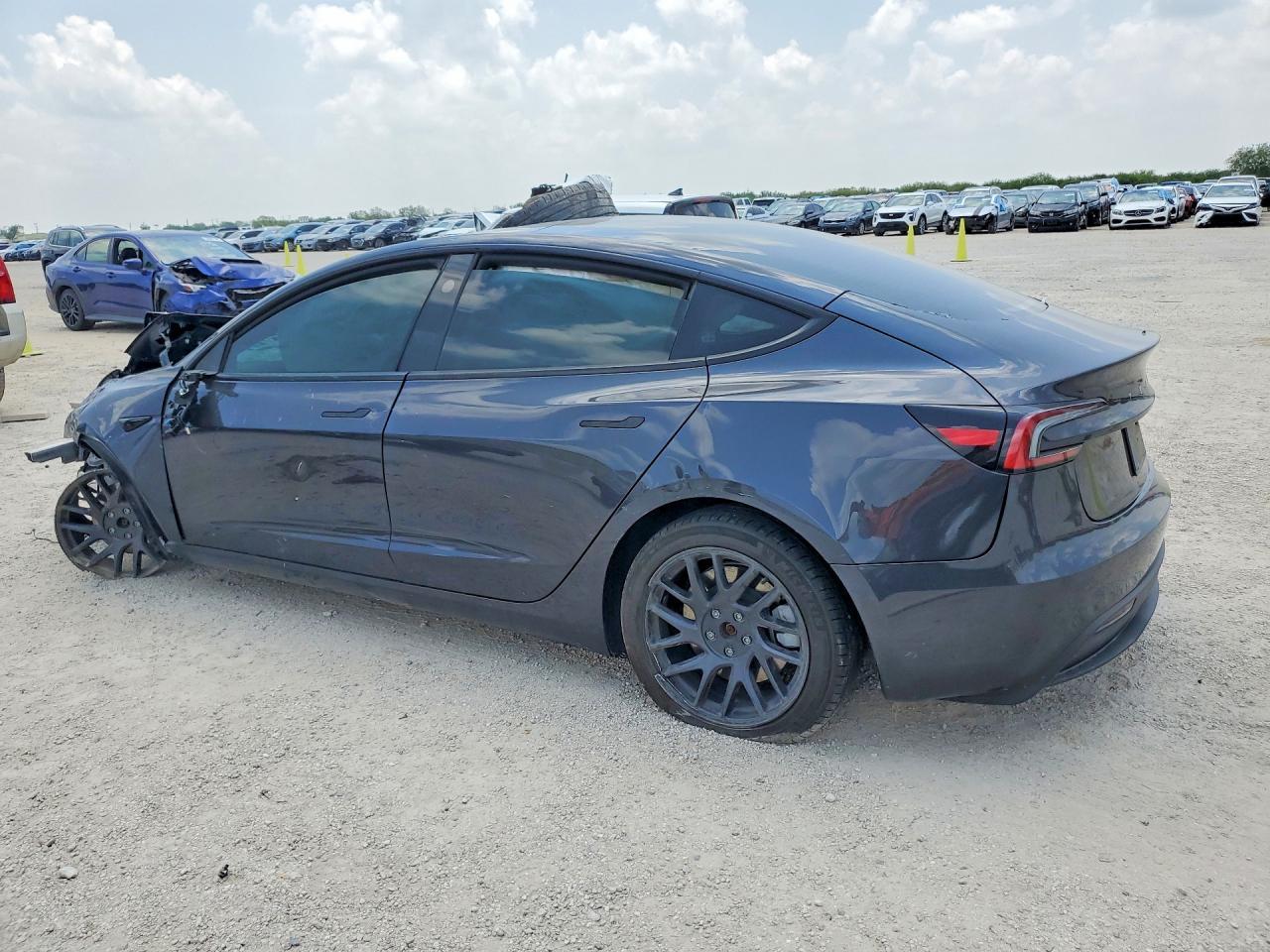 2024 Tesla Model 3 - Фото 2