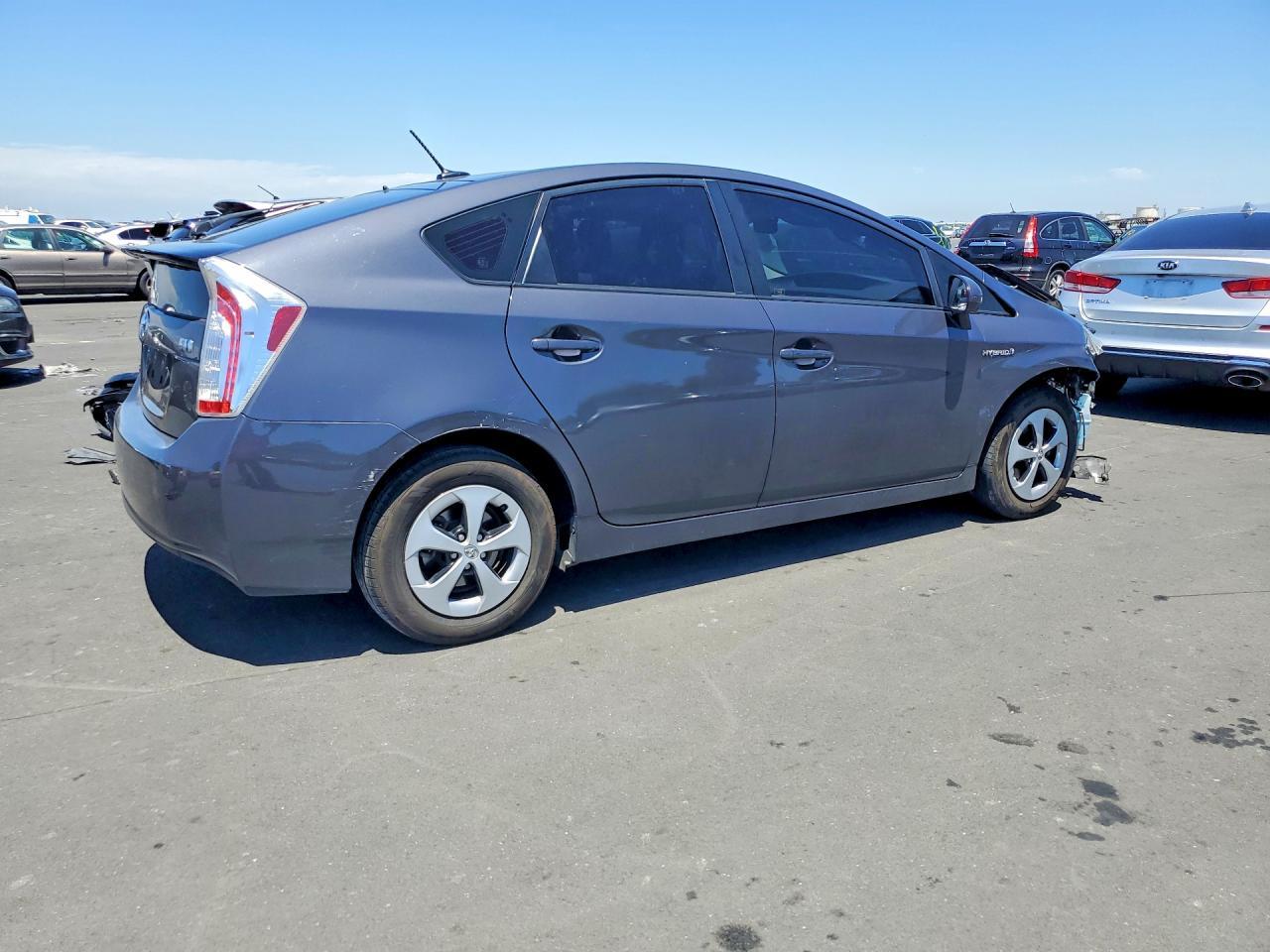 2014 Toyota Prius Three - Image 3