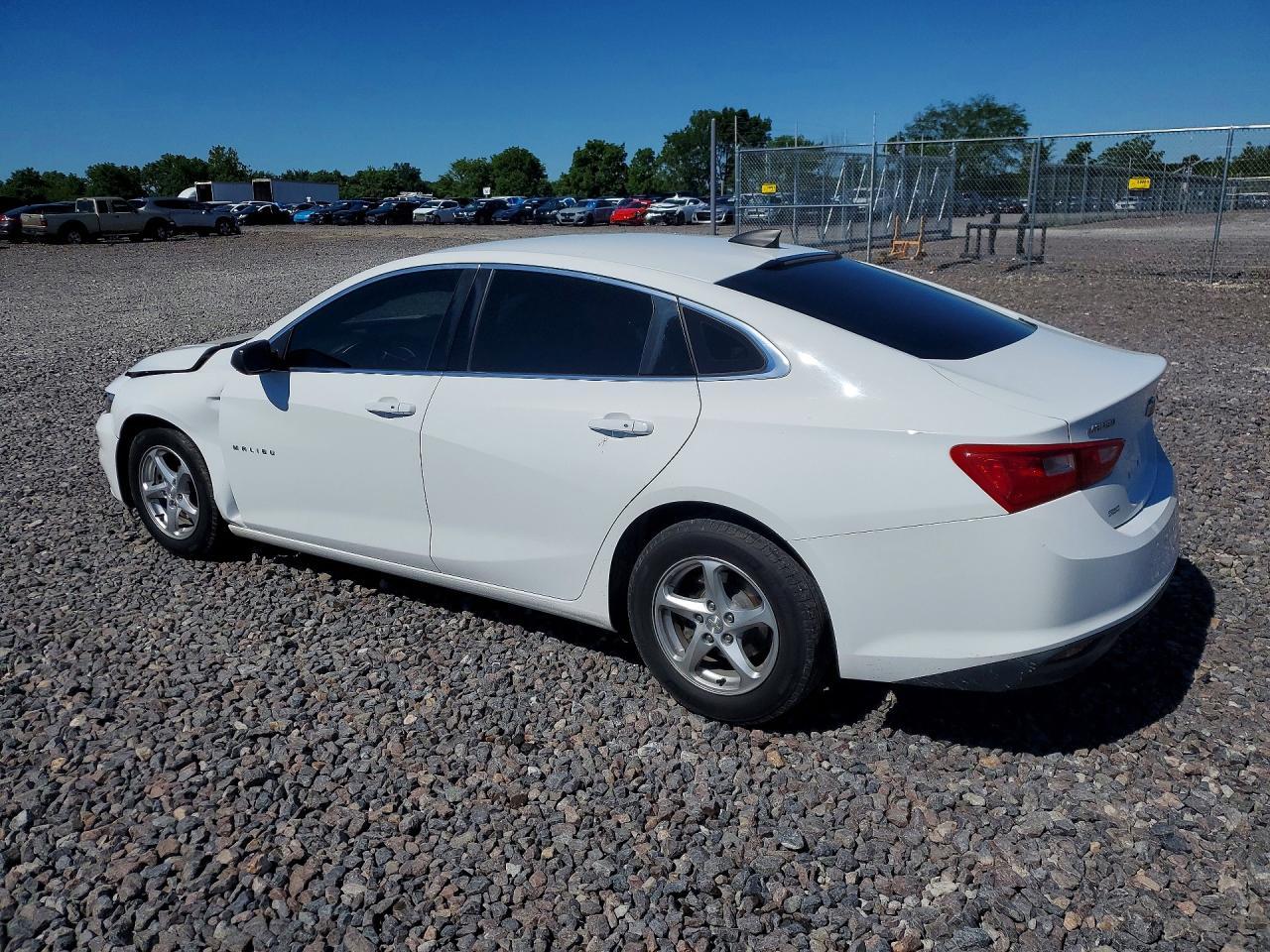2017 Chevrolet Malibu Ls - Фото 2