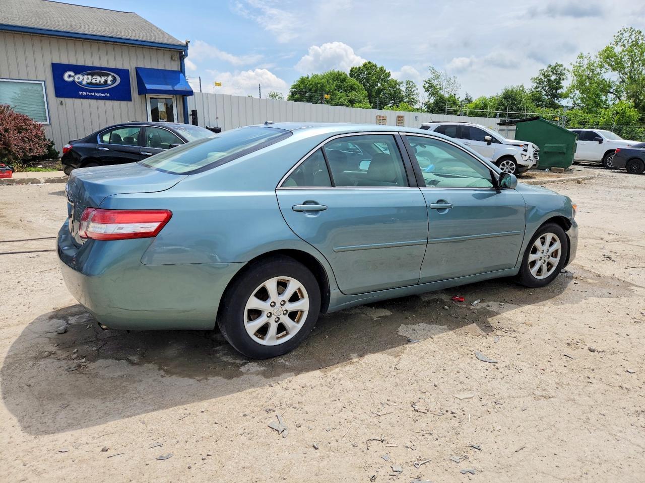 2010 Toyota Camry Le - Фото 3
