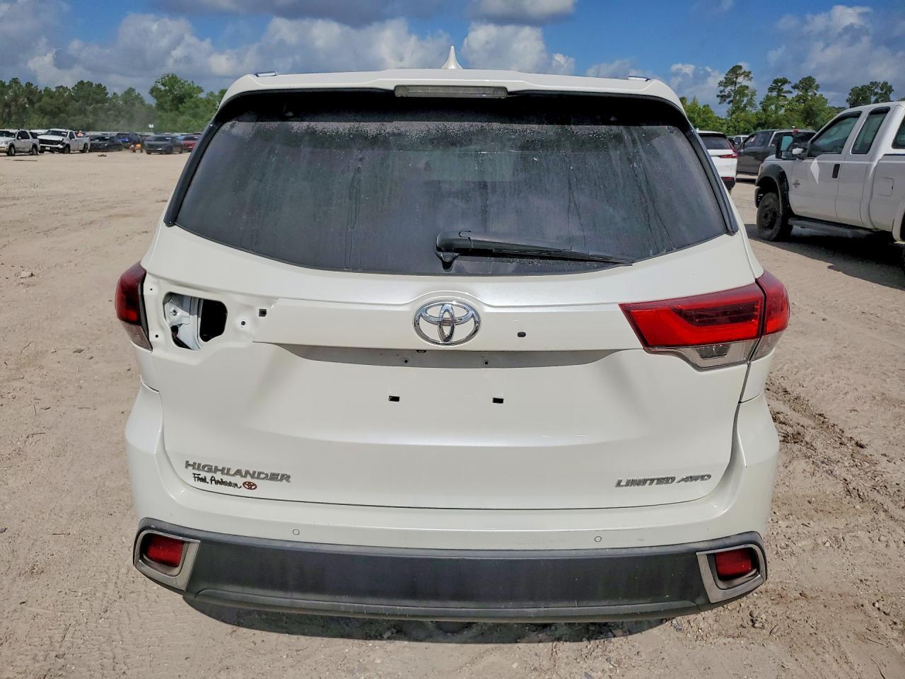 2019 Toyota Highlander Limited - Image 6