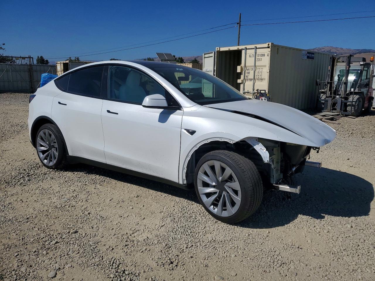 2026 Tesla Model Y - Фото 4