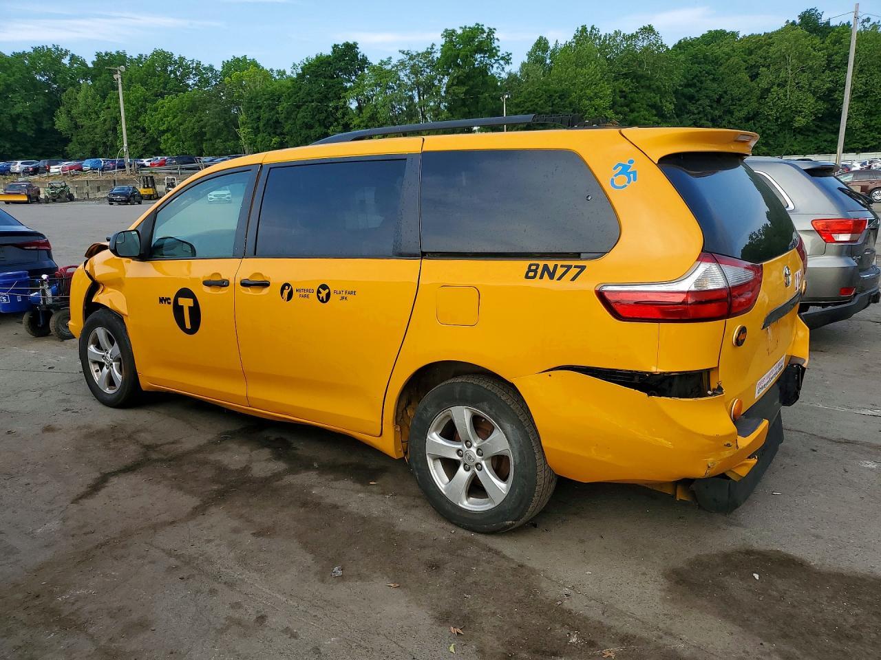 2017 Toyota Sienna Le - Image 2