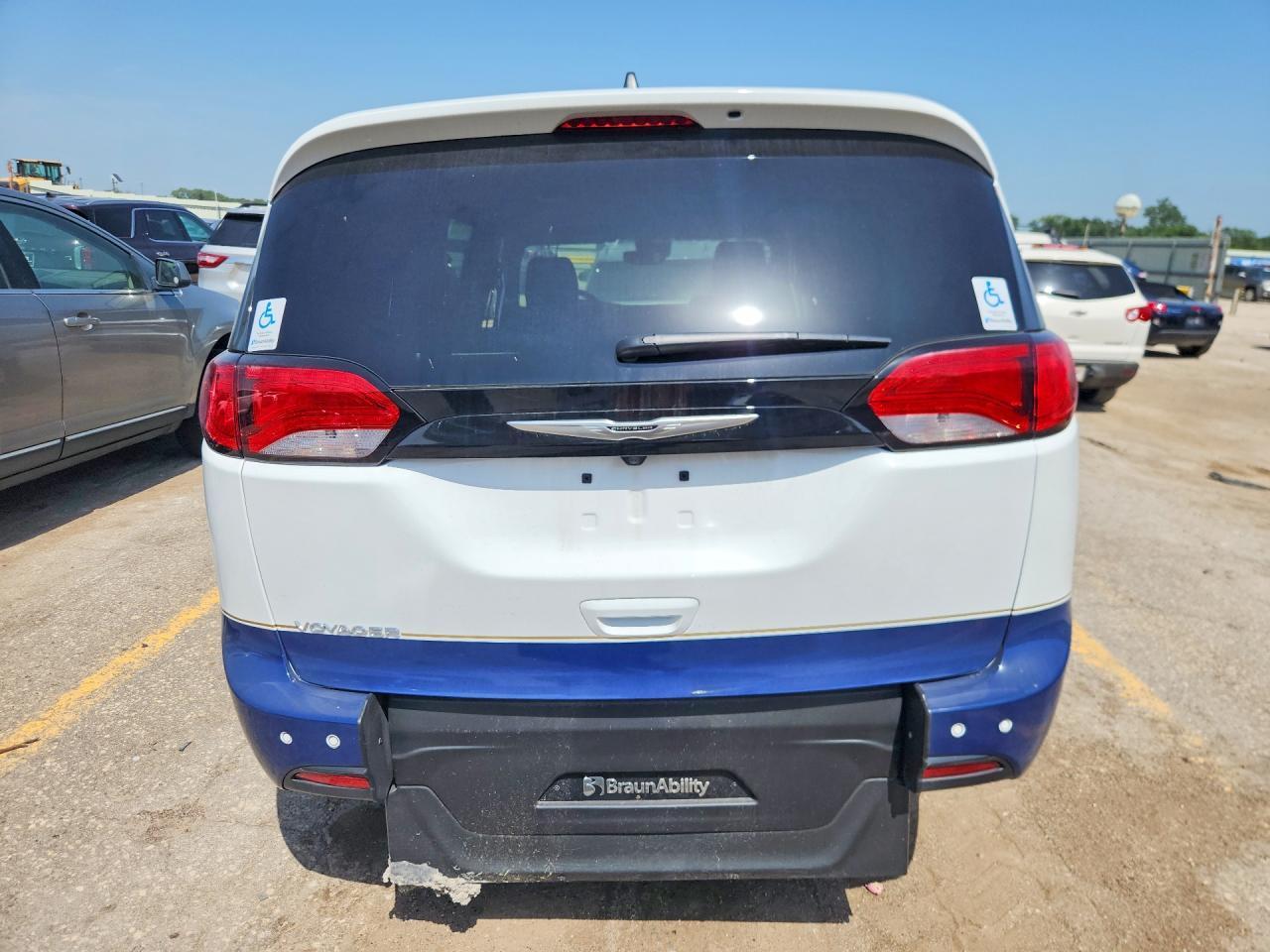 2025 Chrysler Voyager Lx - Image 6