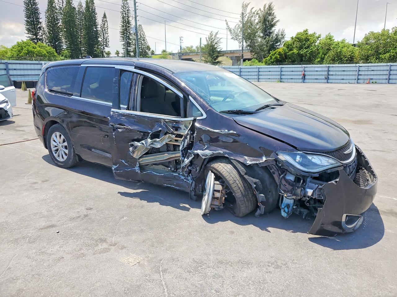 2018 Chrysler Pacifica Touring Plus - Фото 4