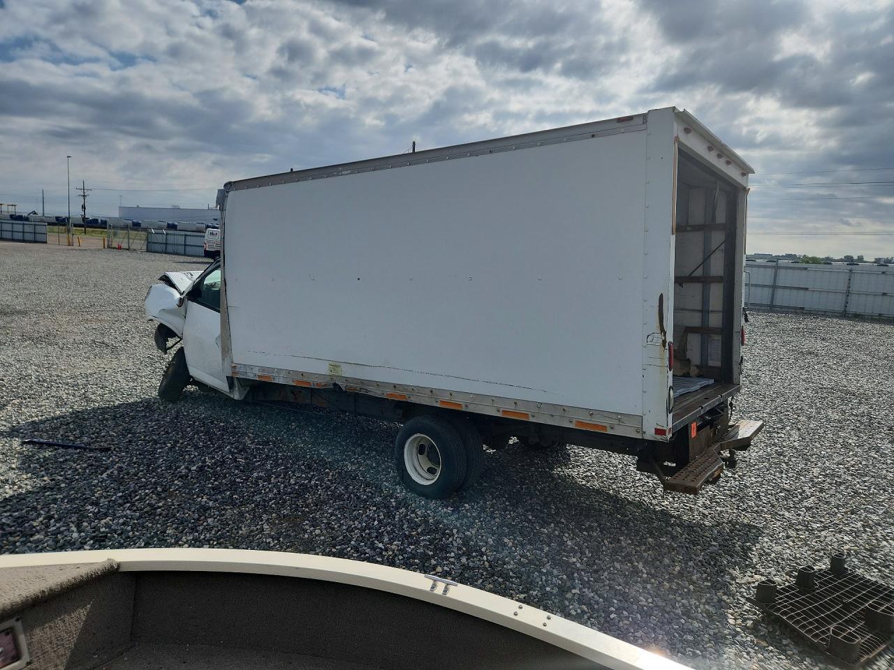 2006 GMC Savana Box Truck - Image 2