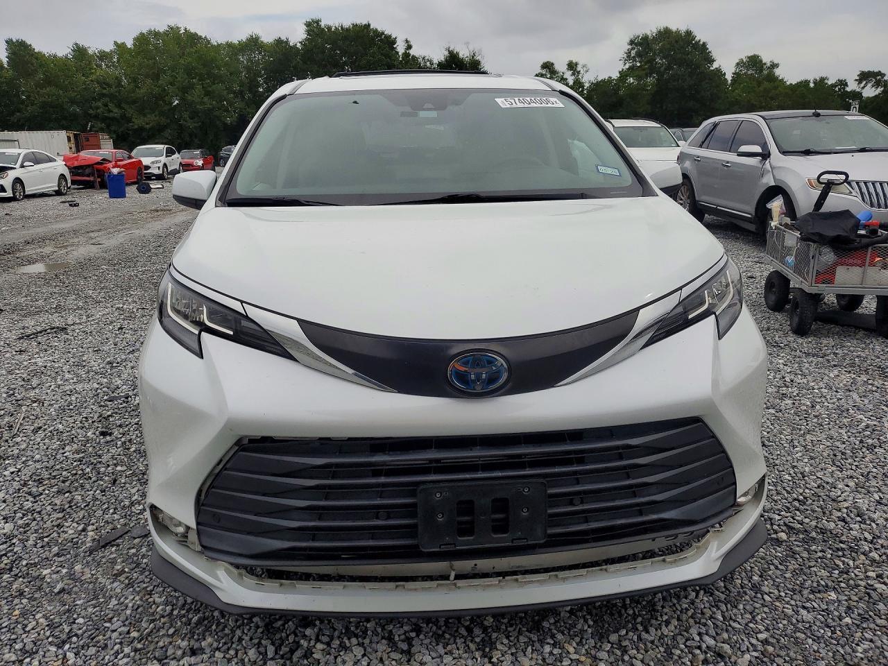 2022 Toyota Sienna Xle - Image 5