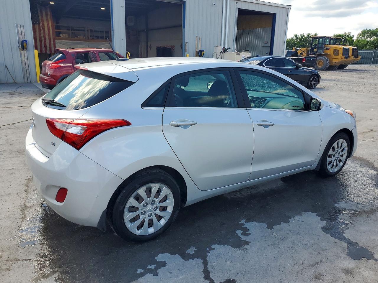 2016 Hyundai Elantra Gt Base - Image 3