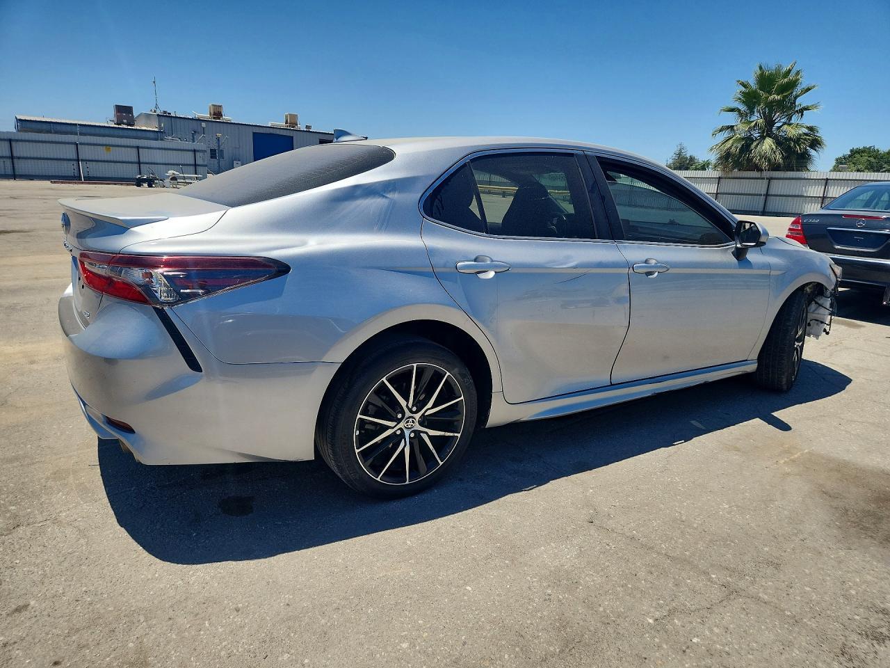 2021 Toyota Camry Se - Фото 3
