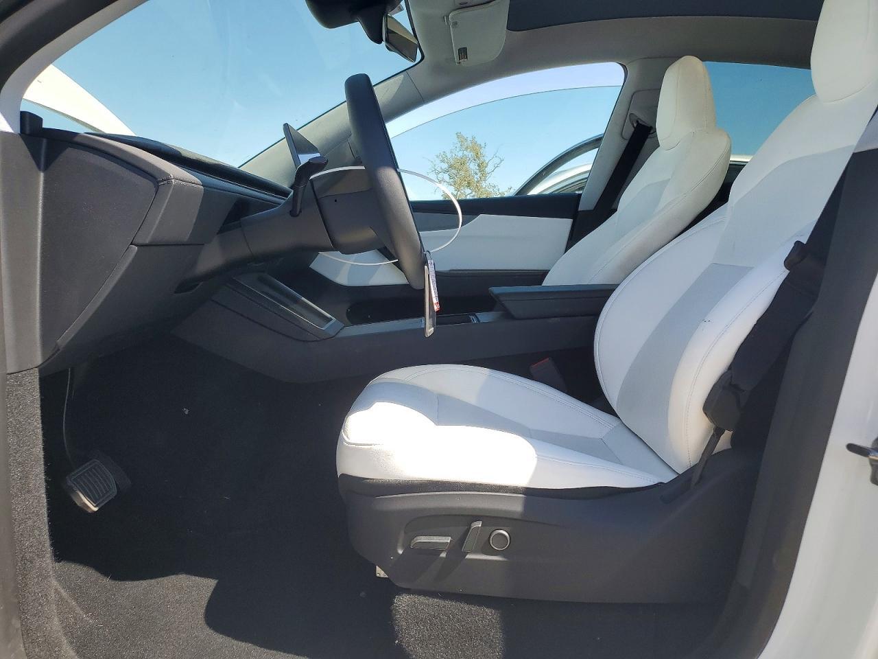 2026 Tesla Model Y - Фото 7