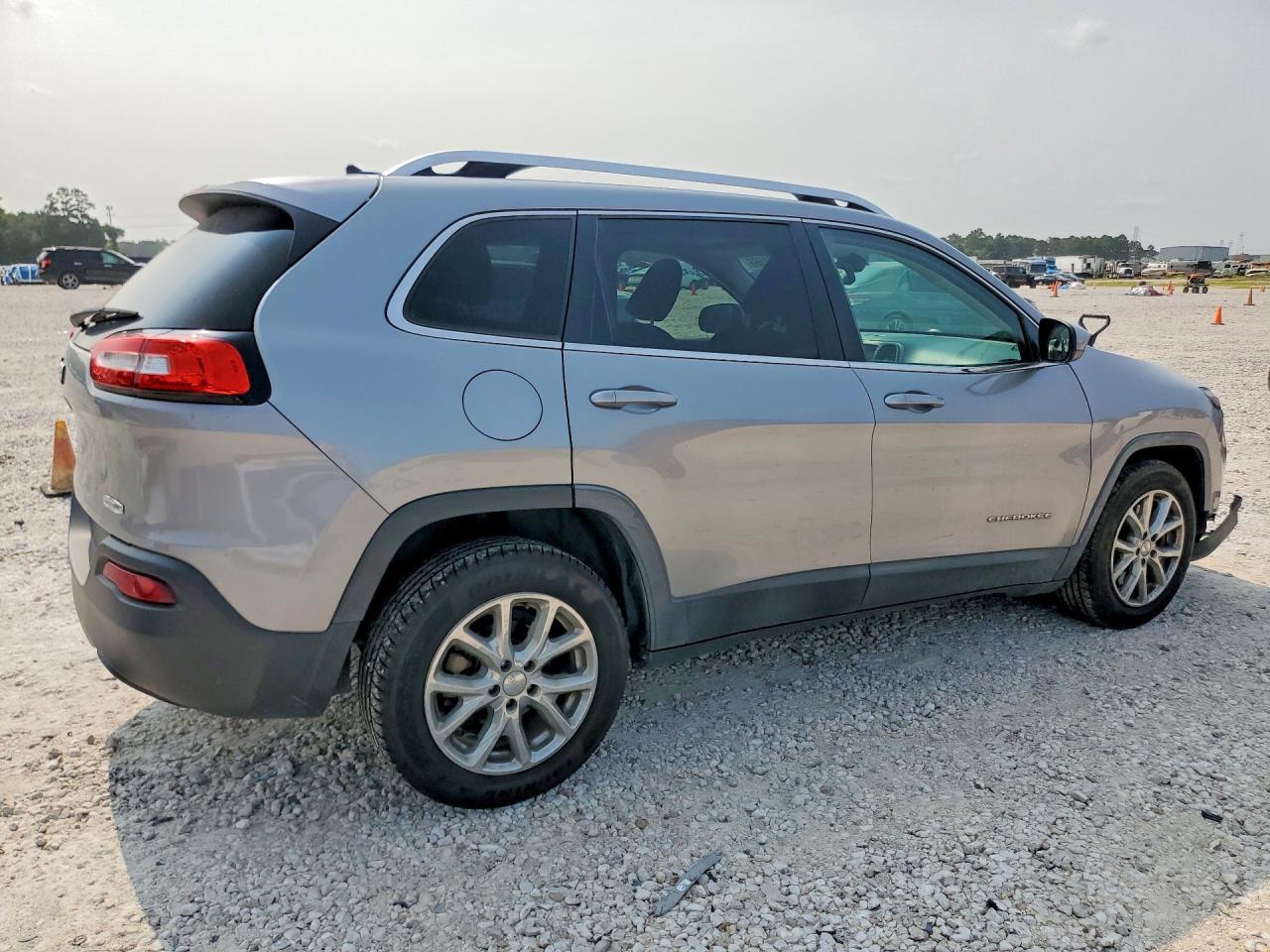 2015 Jeep Cherokee Latitude - Image 3