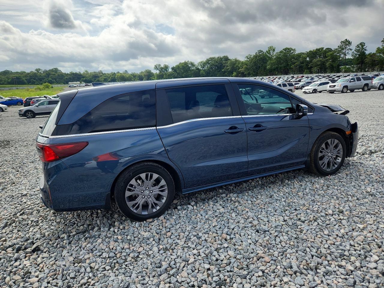 2025 Honda Odyssey Touring - Image 3