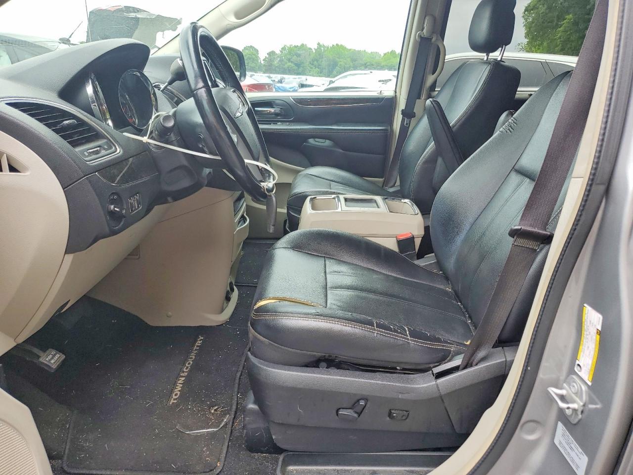 2015 Chrysler Town & Country Touring - Image 7