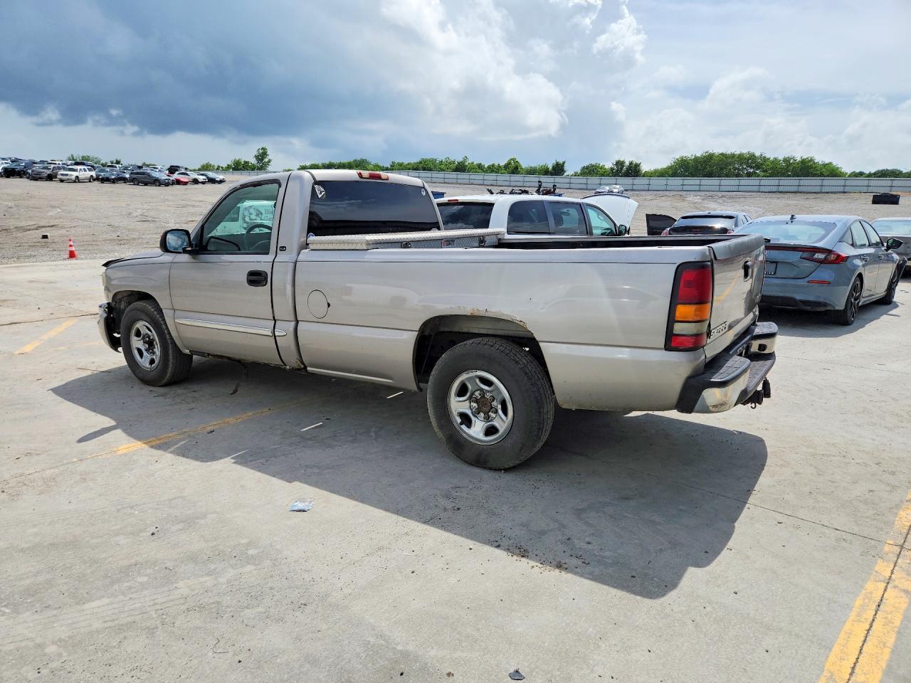 2004 GMC New Sierra C1500 - Image 2