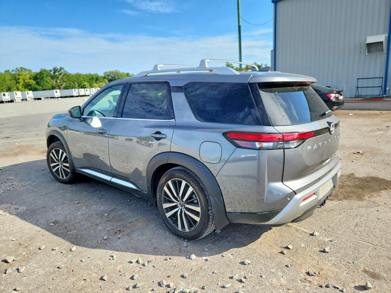 2025 Nissan Pathfinder Platinum - Image 2